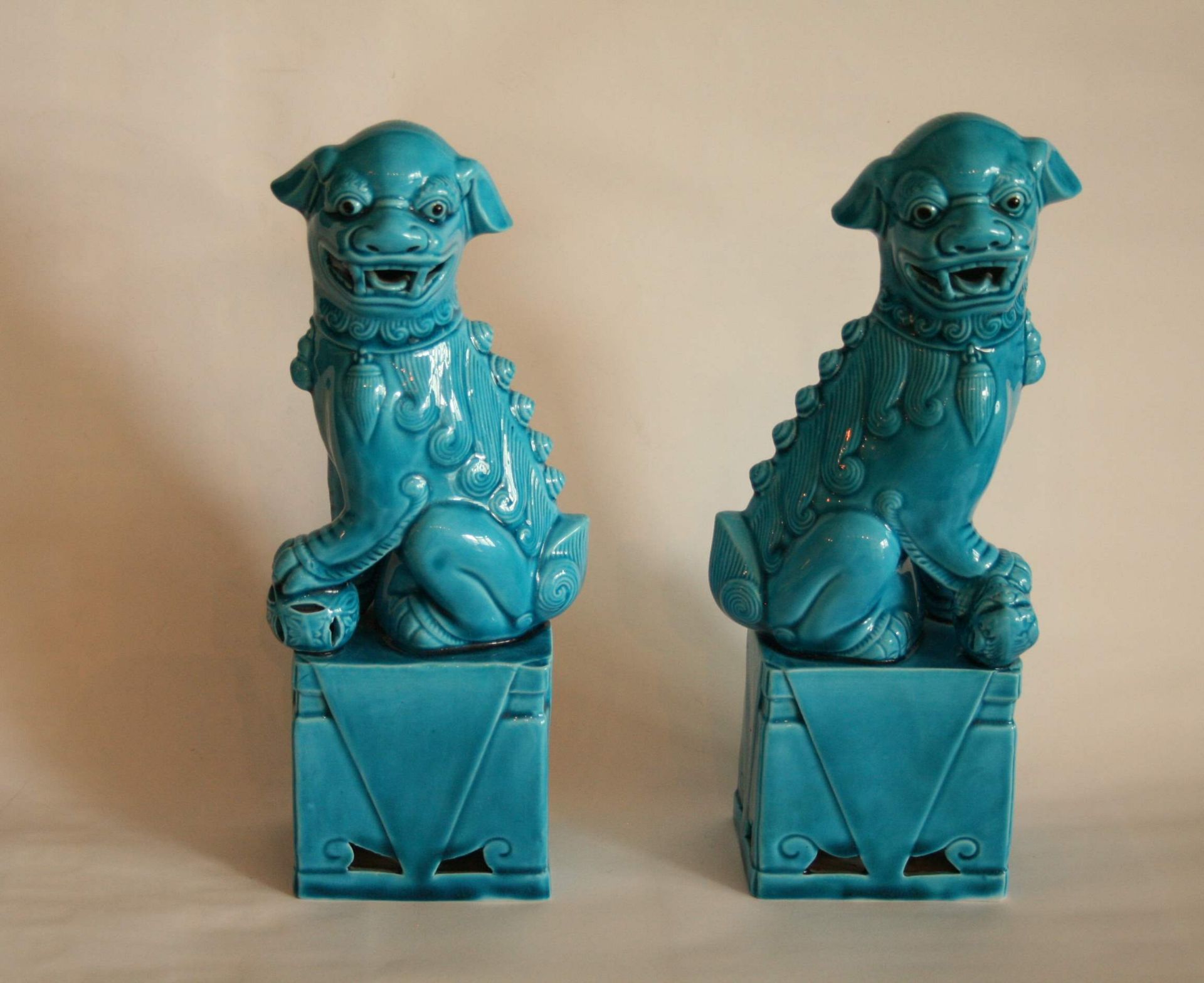 Paire de chiens-lions, dits "chiens de fô" chinois en porcelaine à glaçure bleu [...]