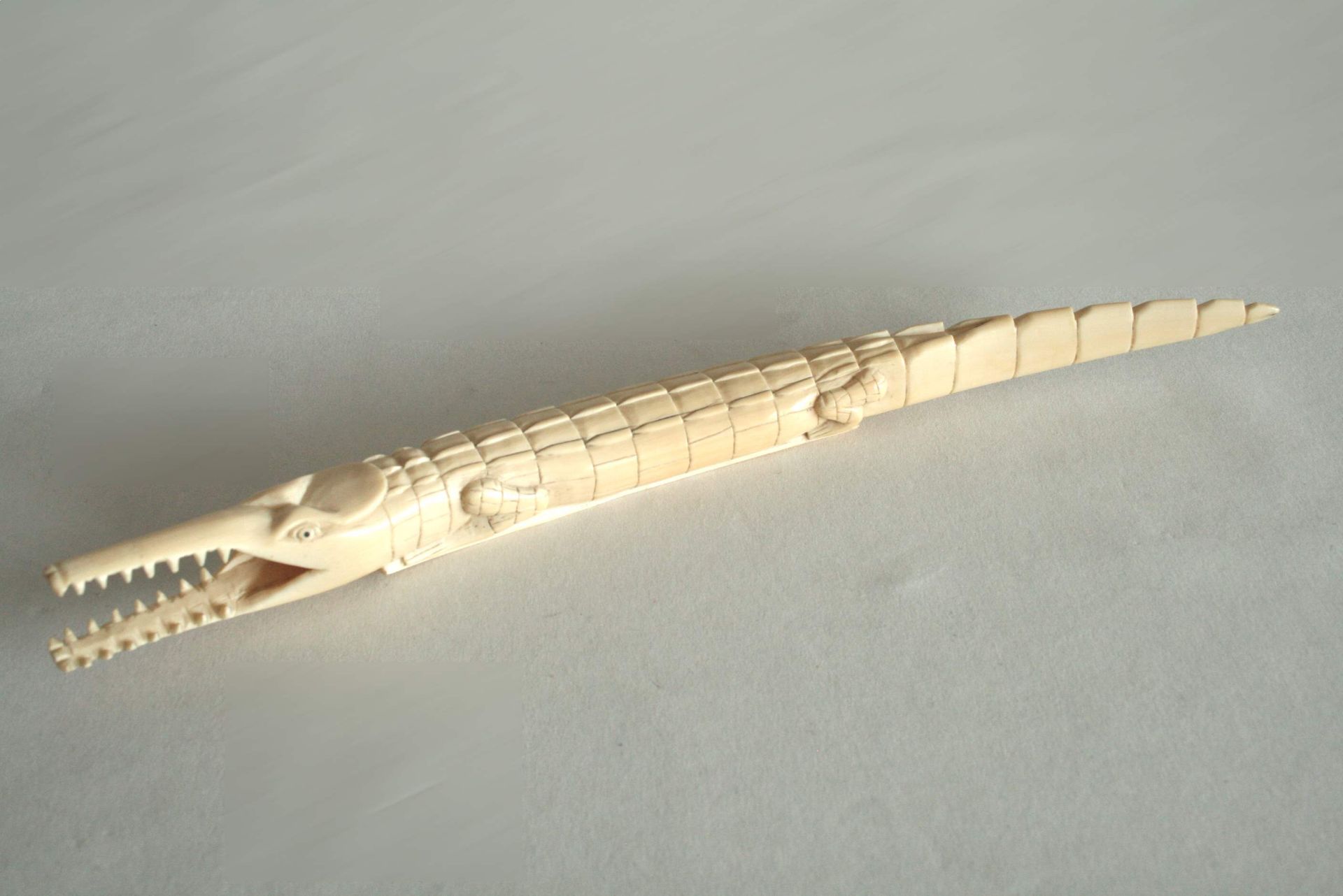 Crocodile sculpté en ivoire (40 cm), travail de la 1ère moitié du XXe siècle - - [...]