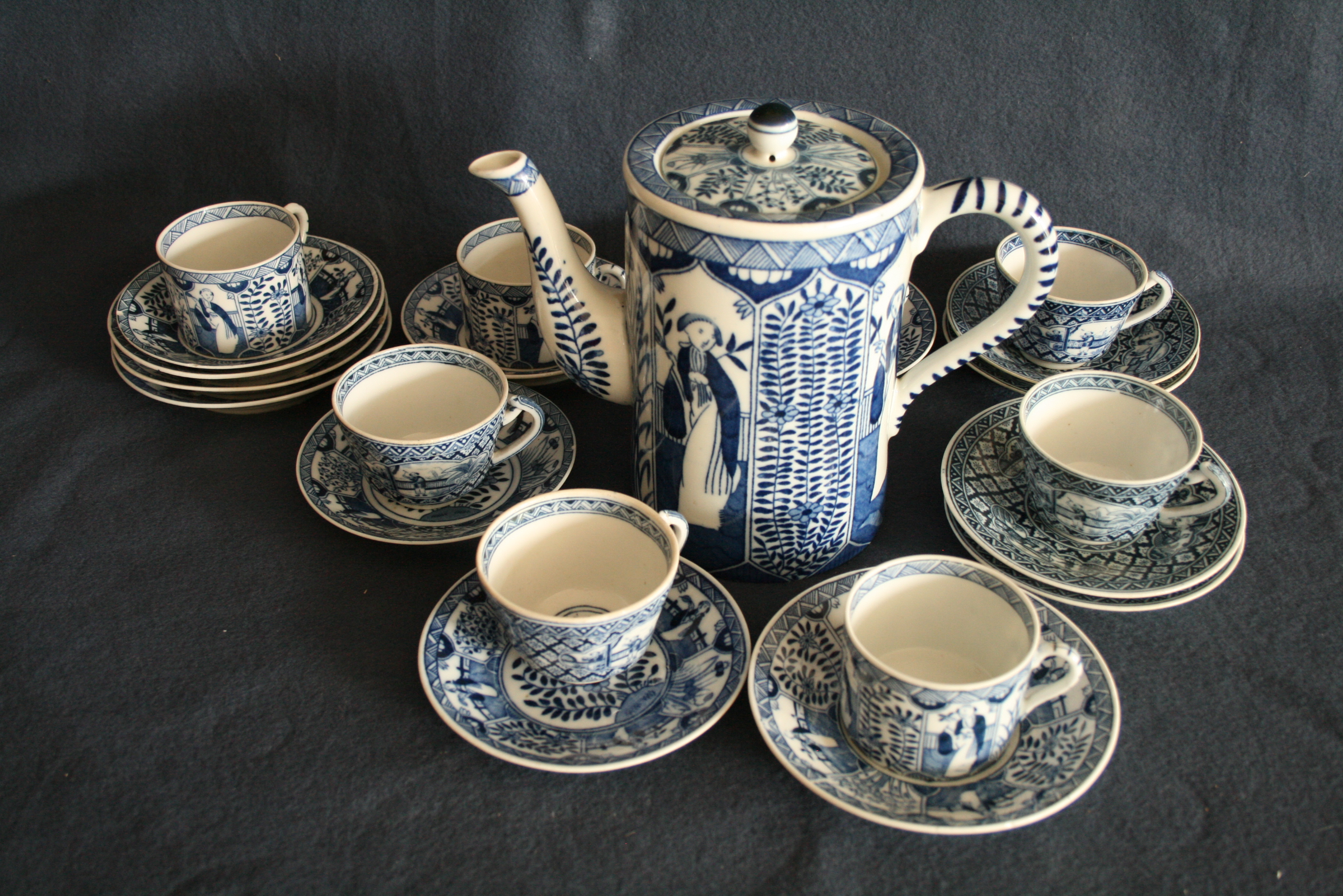 Service à thé en porcelaine japonaise, années 30 : 8 tasses, 13 sous-tasses et une [...]