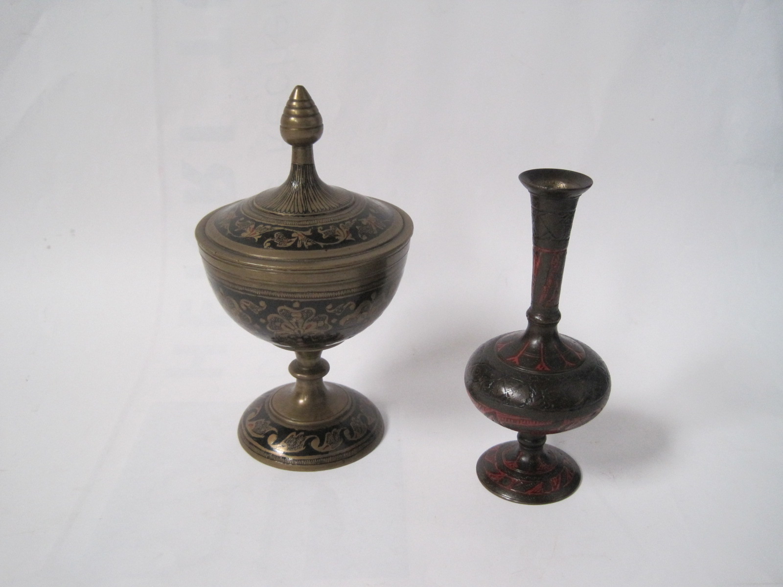 Lot d'objets des années 50 d'art islamique : Coupe avec couvercle de forme calice, [...]