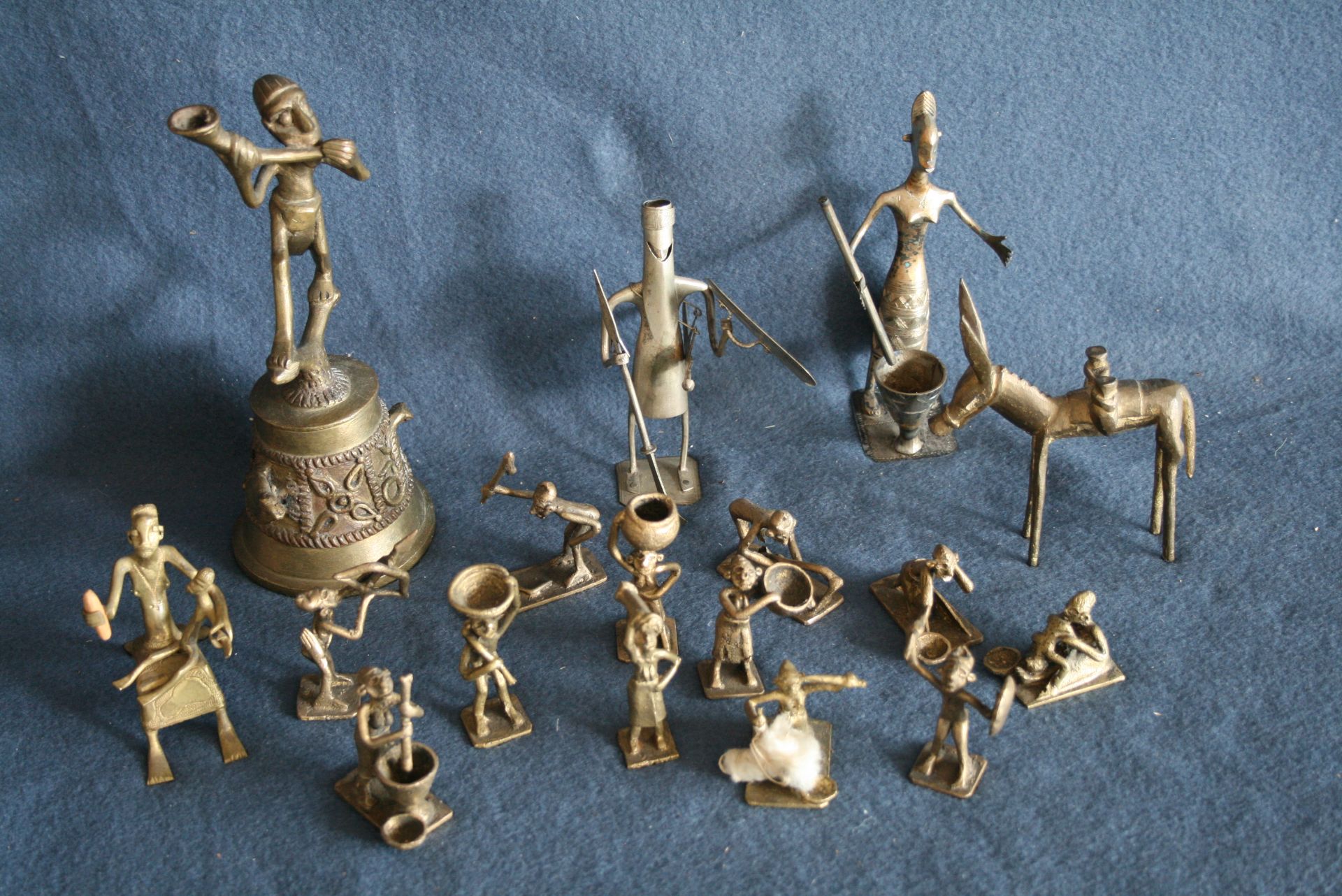 Ensemble de 17 personnages africains en bronze figurant la vie d'un village( dont une [...]