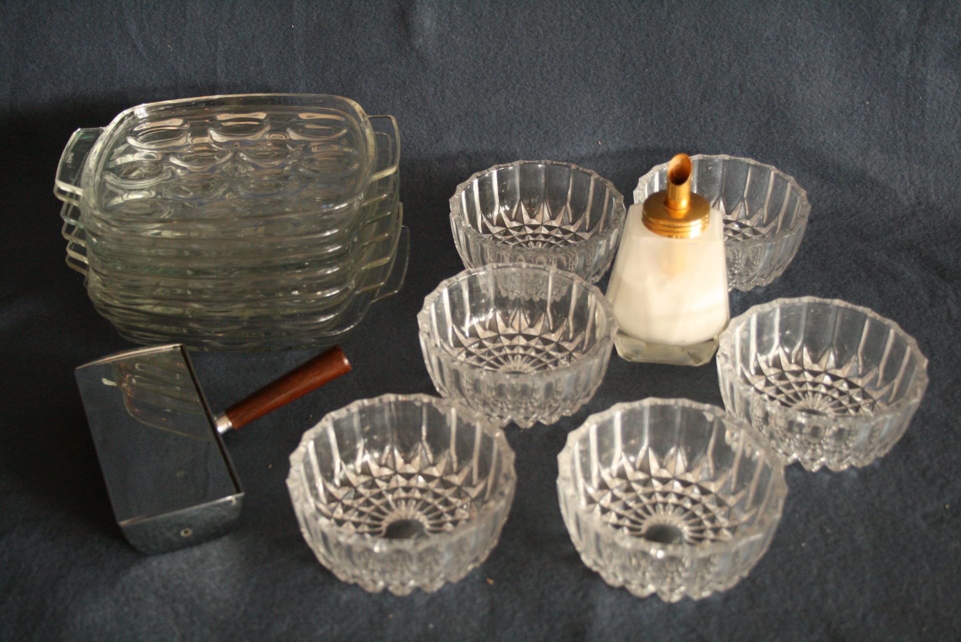 Ensemble de 7 plats à escargots PYREX + 6 ramequins en verre taillé + 1 sucrier [...]