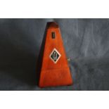 Métronome en acajou, marque WITTNER - Hauteur : 21,5 cm - - Mahogany metronome, [...]