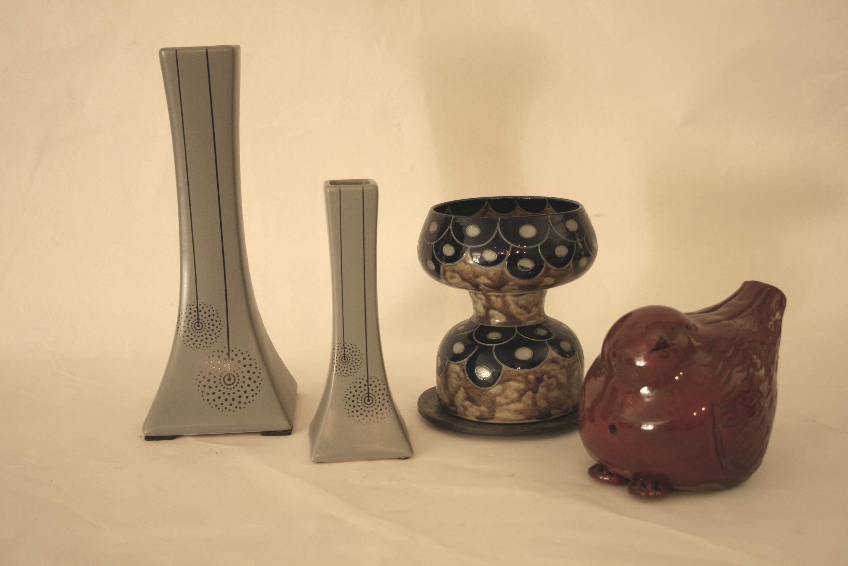 Ensemble de 4 objets de décoration : 2 vases gris au motif de pissenlit de chez [...]