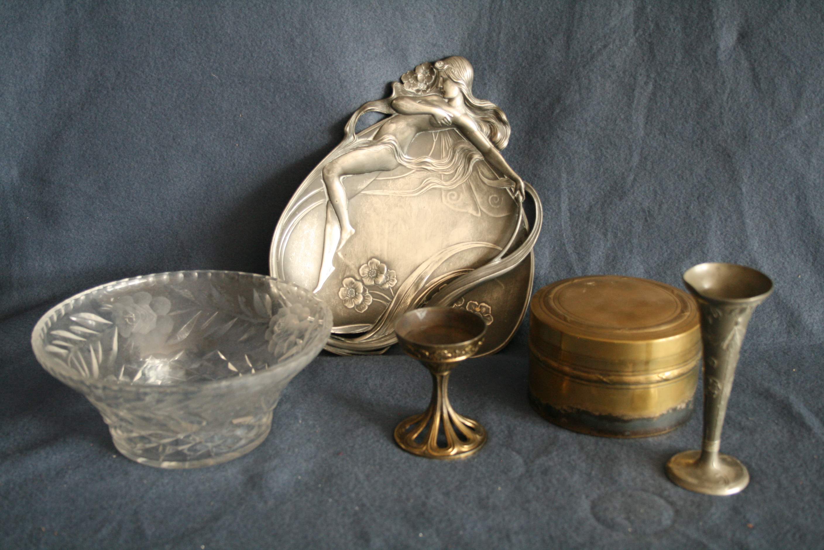 Ensemble d'objets d'époque Art Nouveau : Vide poche en étain, boîte en cuivre, [...]