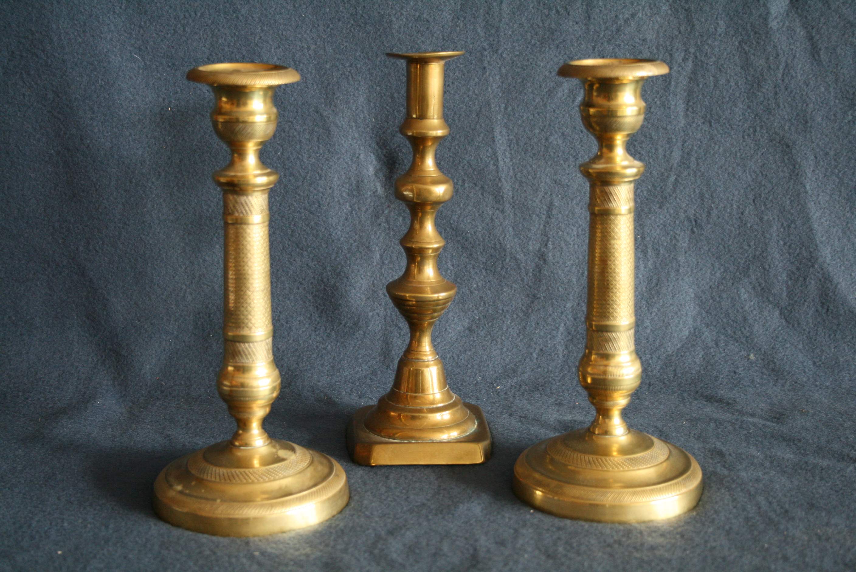 Paire de bougeoirs en bronze + 1 orphelin (23,5 cm) - - Pair of bronze candlesticks [...]