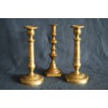 Paire de bougeoirs en bronze + 1 orphelin (23,5 cm) - - Pair of bronze candlesticks [...]