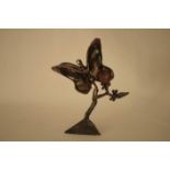 Sculpture figurant un papillon en bronze, ailes en pâte de verre colorée - - [...]