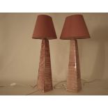 Paire de lampes en céramique rose - Hauteur avec abat-jour : 55 cm - - Pair of pink [...]
