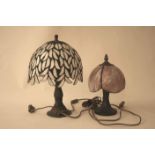 Paire de lampes Tiffany - Hauteurs : 35 et 27 cm - - Pair of Tiffany lamps - [...]