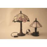 Paire de lampes Tiffany - Hauteurs : 35 et 27 cm - - Pair of Tiffany lamps - [...]