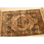 Tapis en soie - Dimension : 64 x 91 cm - - Silk carpet - Size: 64 x 91 cm - - [...]