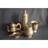 Ensemble d'objets en étain : taste-vin, gobelet haut, une théière (XIXe), un pot [...]