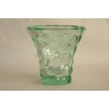 Pierre d’AVESN (1901-1990) , vase en verre moulé teinté vert à motif de nid [...]