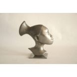 Profil d'un visage féminin d'afrique, en étain, socle en métal (hauteur : 15,5 cm) [...]