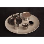 Ensemble d'objets de vitrine en argent/métal argenté : petit récipient en argent [...]