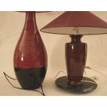 Deux lampes en porcelaine vernissée dans les tons rouges (34 et 60 cm) avec [...]