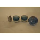 Ensemble d'objets : 2 bougeoirs en verre de couleur bleu, 2 sulfures faisant office [...]