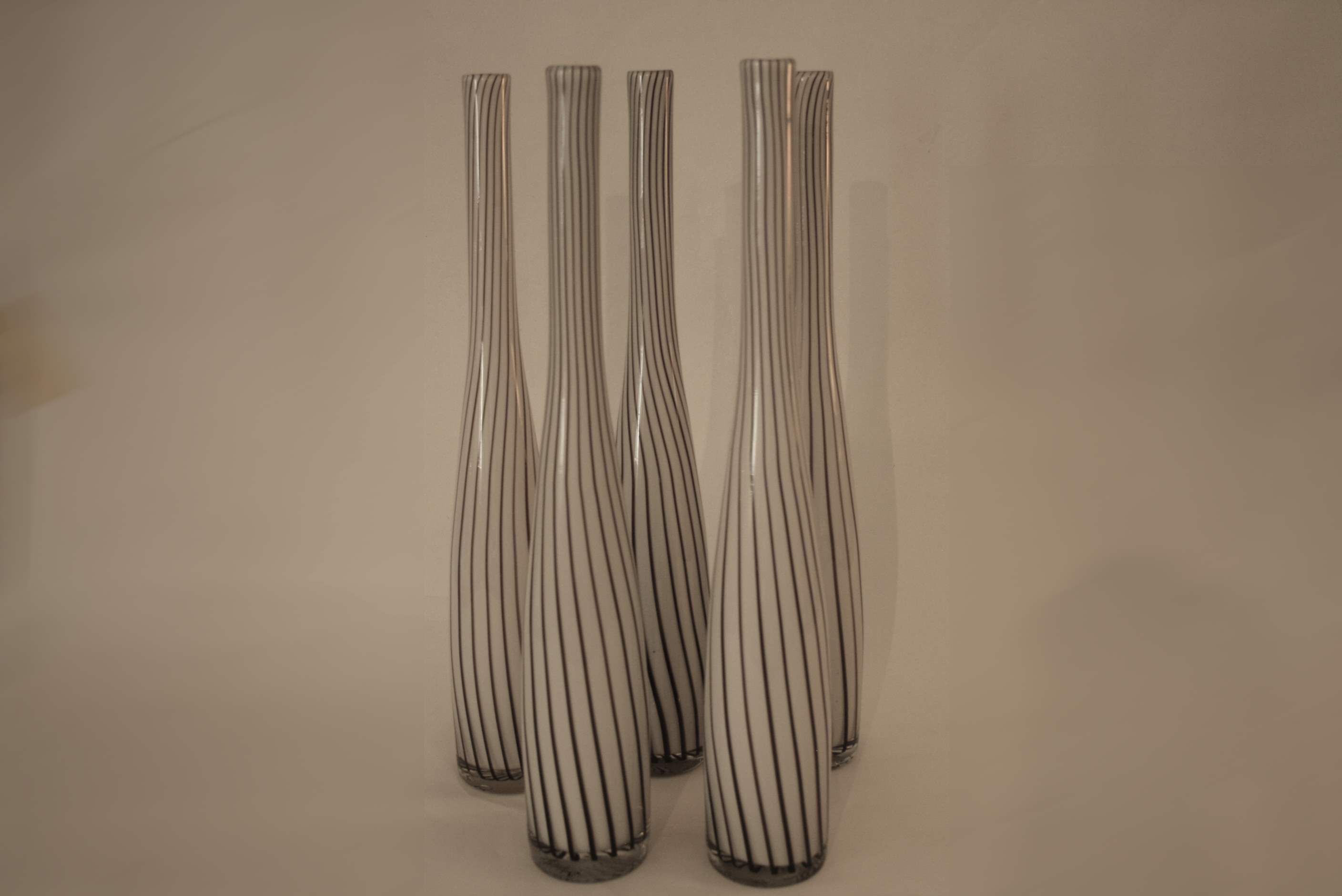 Ensemble de 5 vases en verre coloré zébré de forme flûte de chez HABITAT, modèle [...]