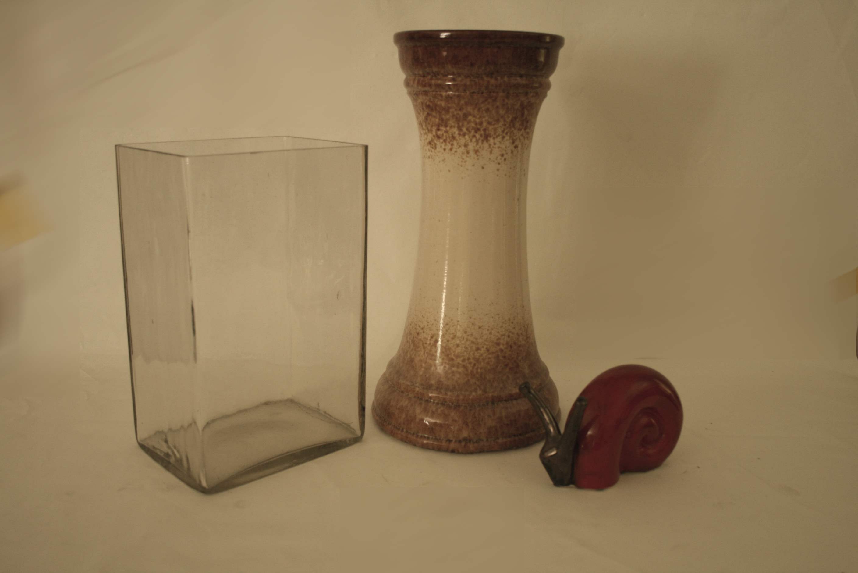 Ensemble d'objets : une colonne en faïence vernissée (45 cm), un vase haut [...]