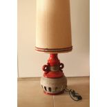 Grande lampe des années 70 en terre cuite vernissée, très haut abat-jour - Hauteur [...]