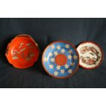 3 assiettes en porcelaine japonaise émaillée, années 30 (15, 18 & 18,5 cm) - - 3 [...]