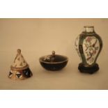 Ensemble de 3 objets de décoration : un pot en émail de LONGWY modèle "Vienne", [...]