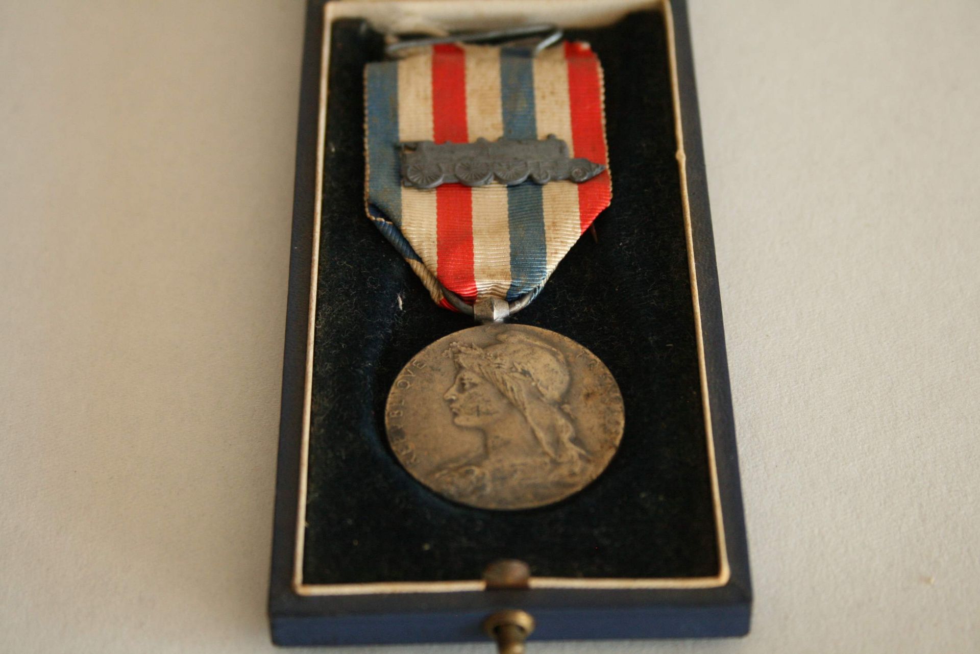 Médaille de bronze du travail pour les Chemins de fer attribuée en 1935, locomotive [...]
