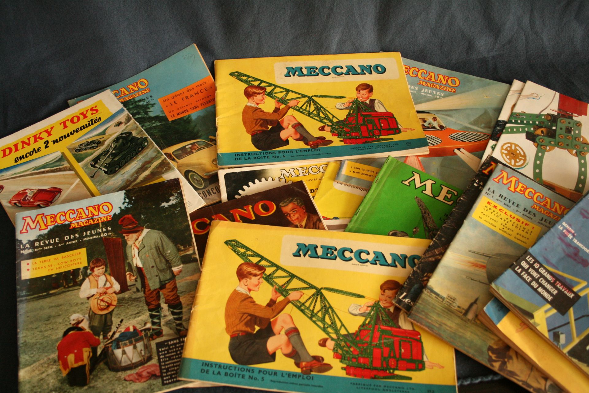 Ensemble de revues MECCANO des années 50/60 avec quelques catalogues de l'époque, [...]