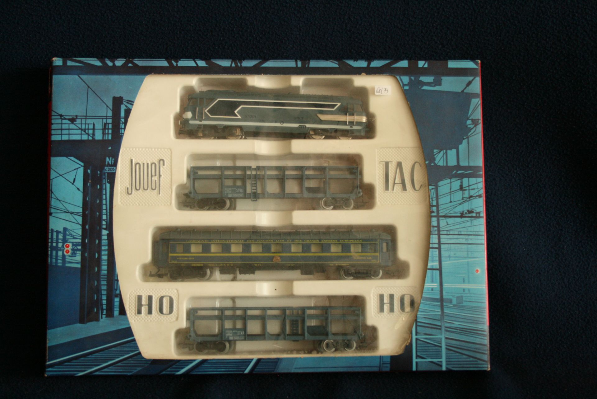 Coffret JOUEF HO - locomotive type 67001 de la SNCF, wagon couchette et 2 wagons [...]