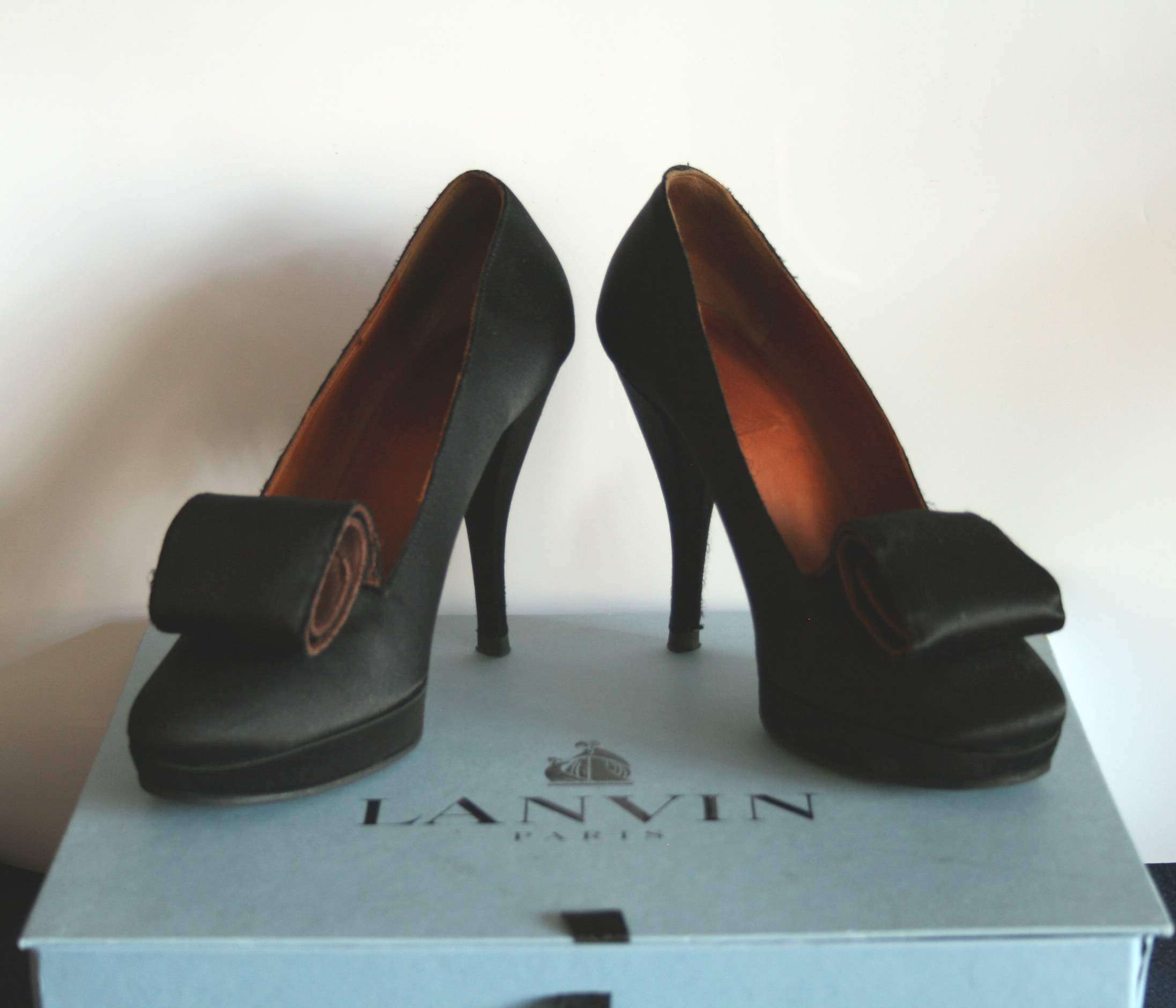 Paire d'escarpins plateforme LANVIN à ourlet, saison Hiver 2009, satin, boîte [...]