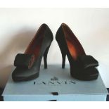 Paire d'escarpins plateforme LANVIN à ourlet, saison Hiver 2009, satin, boîte [...]