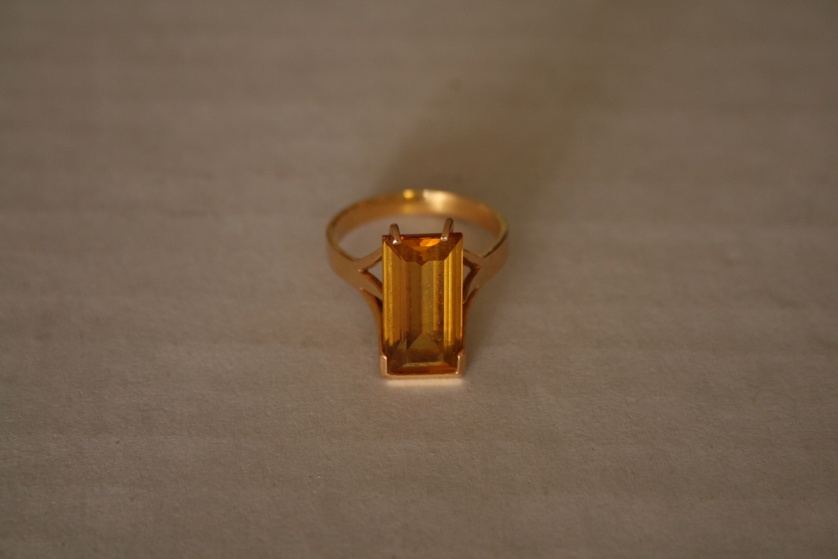 Bague en or 750/18ct montée d'une citrine de forme rectangulaire - Poids : 4,6 g - [...] - Image 2 of 2