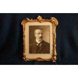 Cadre en bois doré Art Nouveau comportant une photographie d'un homme, signature du [...]