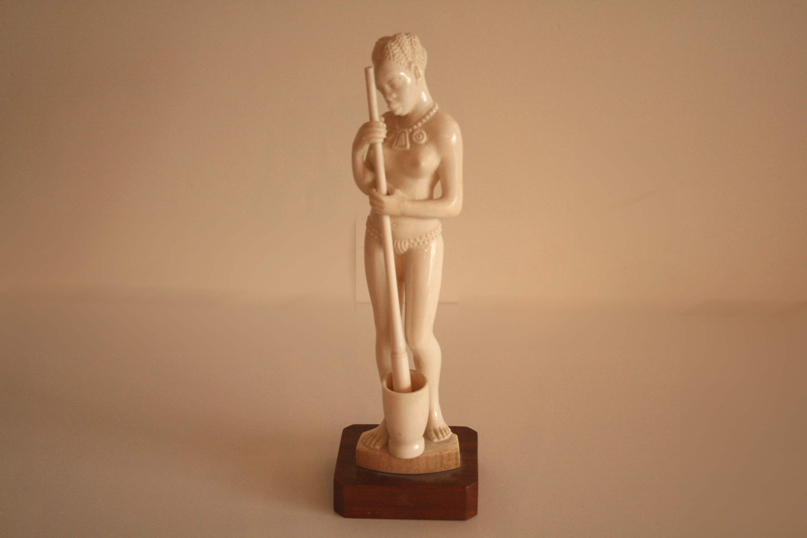 Statuette en ivoire figurant une femme pilant le mil, monogramme A.N. au dos, travail [...] - Image 2 of 2