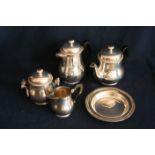 Service en métal argenté ERCUIS : théière, cafetière, soucoupe, pot à lait, [...]