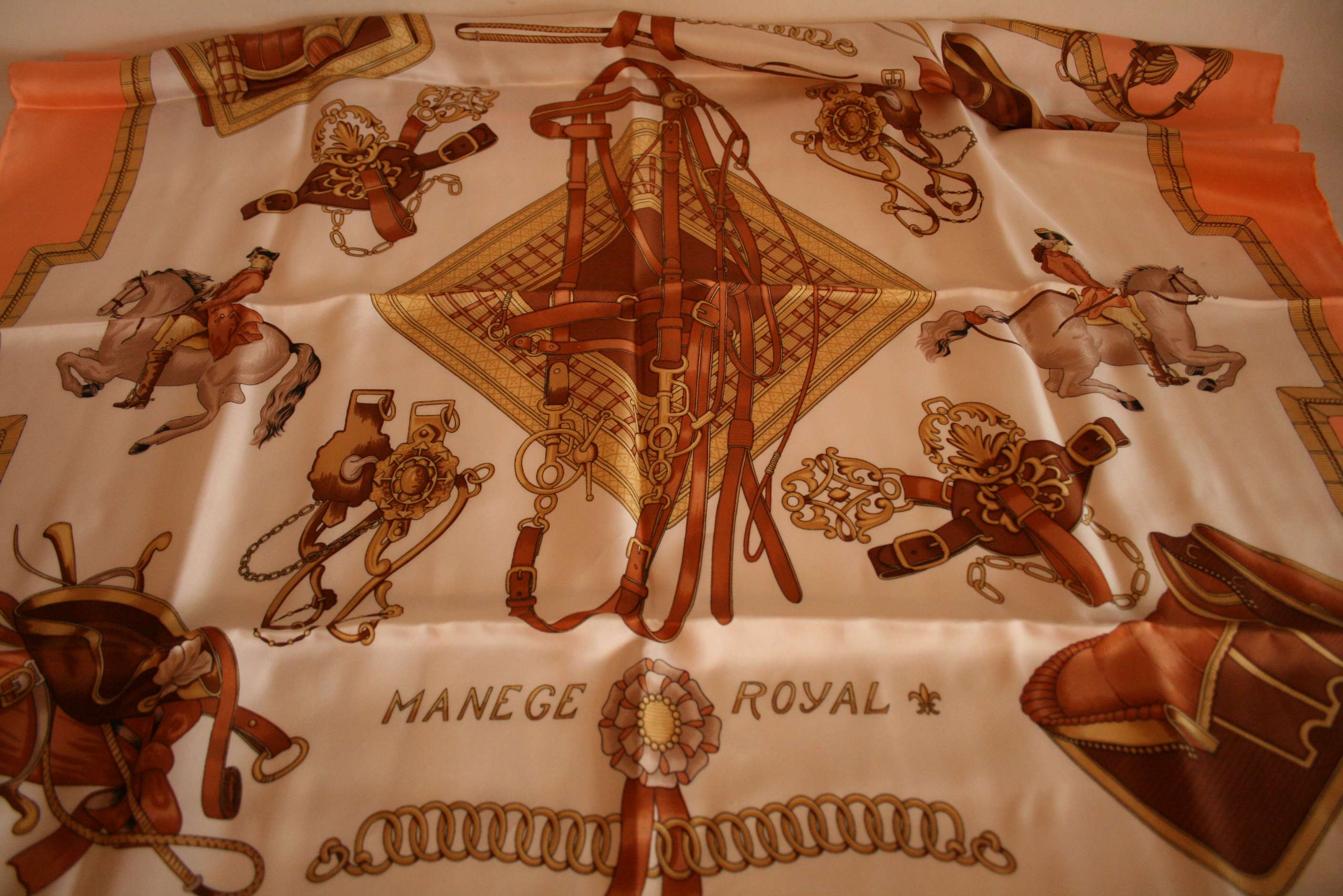 Carré en soie BAYRON, couleur saumon "Manege Royal" - Square silk BAYRON, salmon [...]