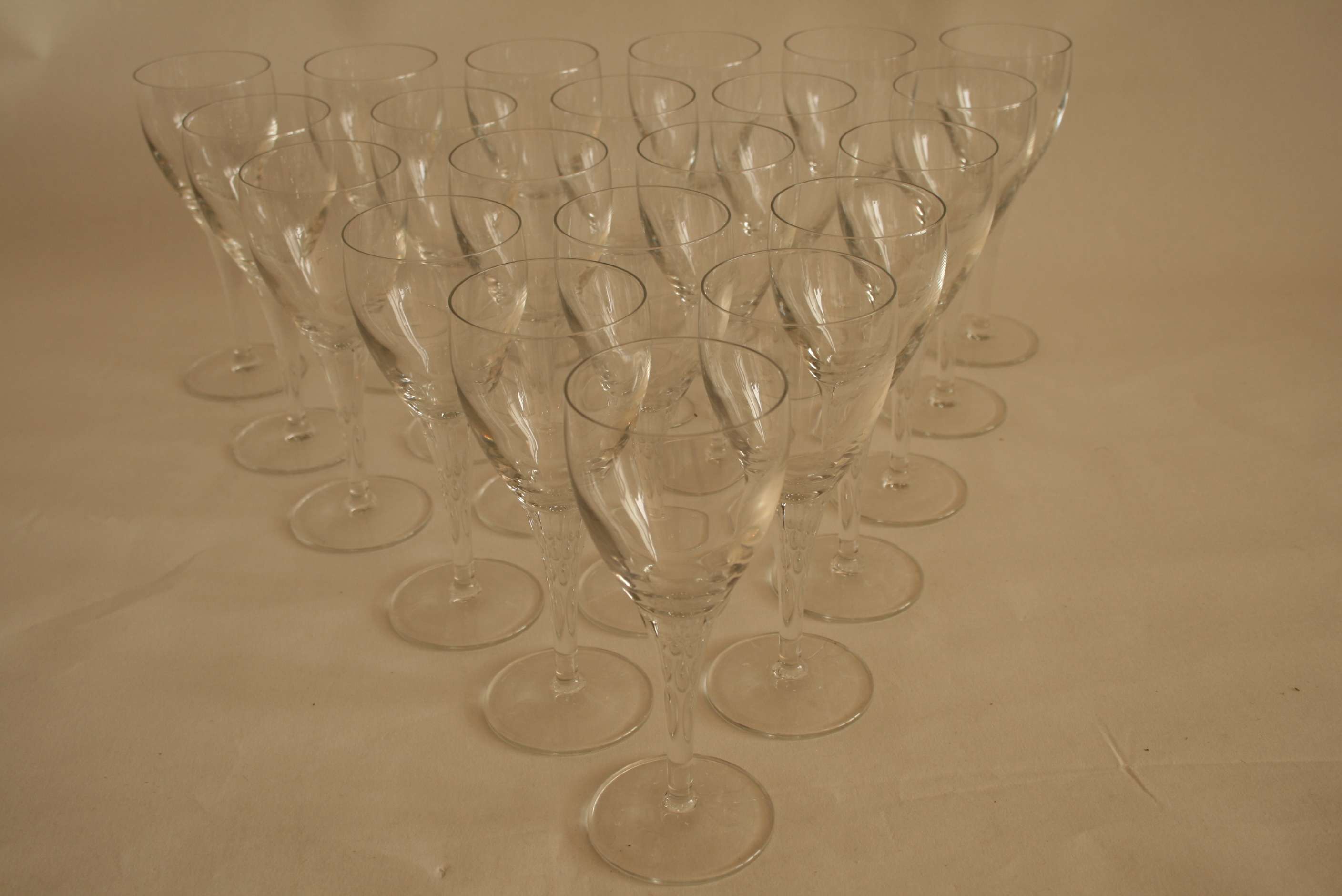 Ensemble de 24 verres à vin en cristal (16,5 cm) - Set of 24 crystal wine glasses [...]