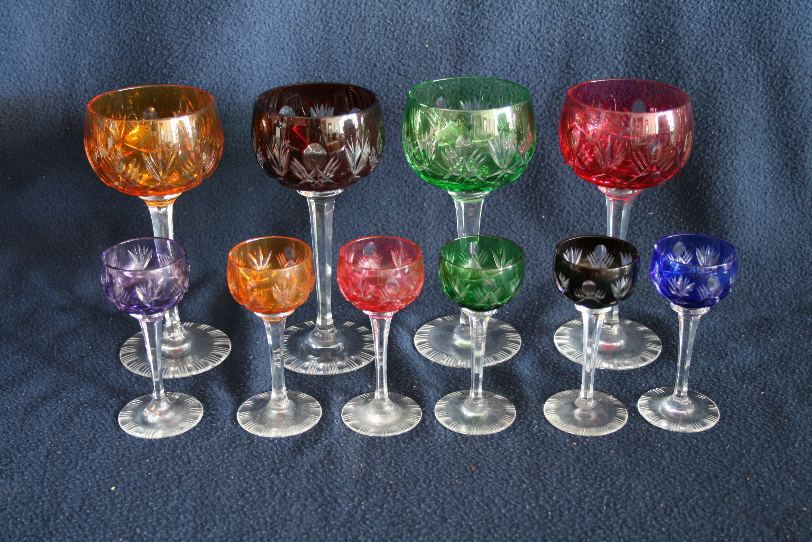 Ensemble de 10 verres en cristal taillé coloré, 4 grands (18,5 cm) et 6 petits [...] - Image 2 of 2