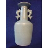 Très rare vase "Kinuta" de style céladon "Longquan '" avec poignées dragon / [...]