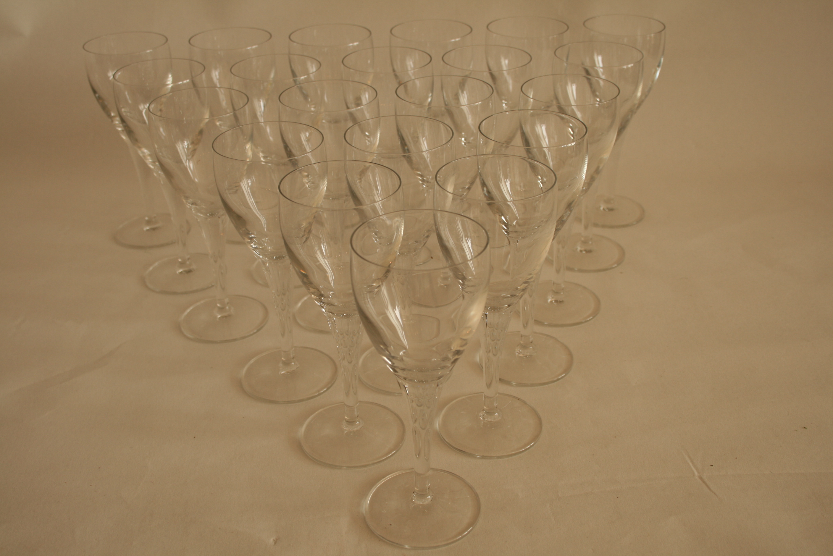Ensemble de 24 verres à vin en cristal (16,5 cm) - Set of 24 crystal wine glasses [...] - Image 2 of 2