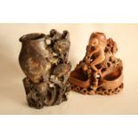 Ensemble de 2 sculptures en stéatite, l'un figurant des singes (20 cm), l'autre un [...]