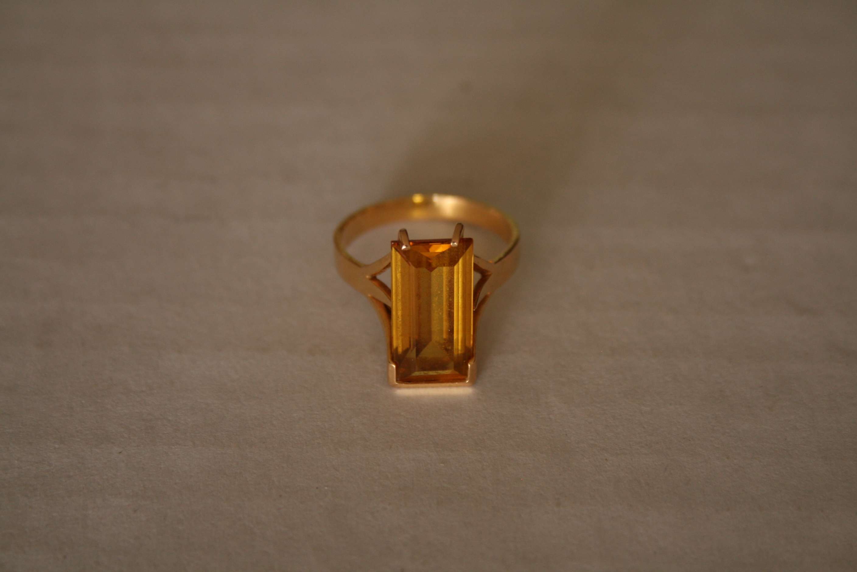 Bague en or 750/18ct montée d'une citrine de forme rectangulaire - Poids : 4,6 g - [...]