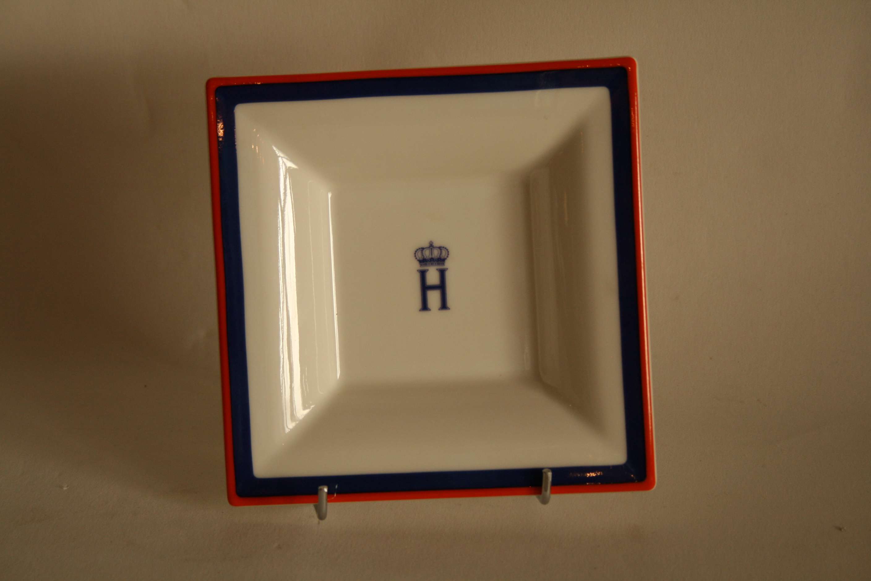 Vide-poche carré VILLEROY & BOCH figurant le H du Grand-Duc Henri, cadeau de la Cour [...]