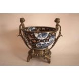 Vasque en bronze doré et porcelaine de chine à décor de bambous, oiseaux et [...]