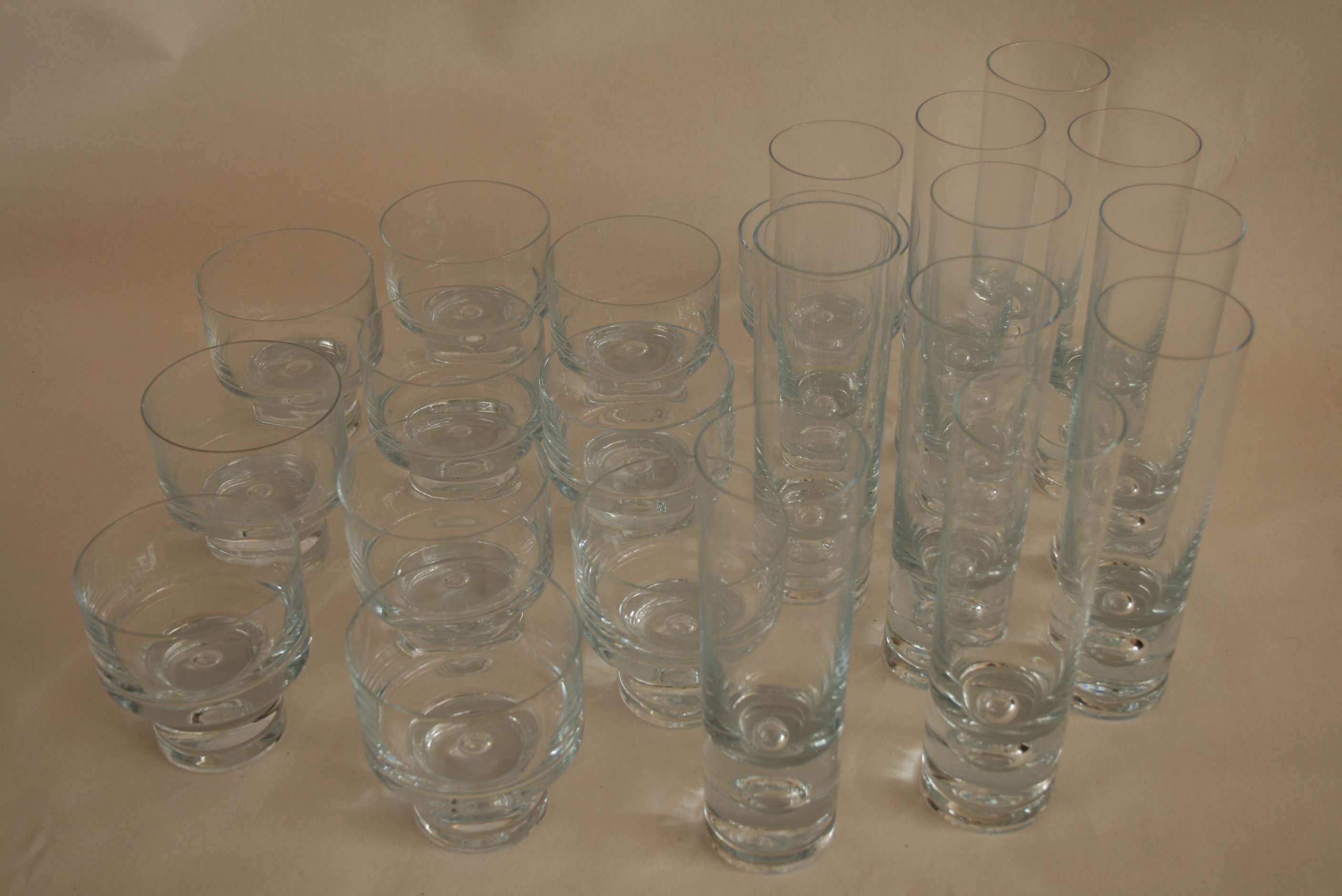 Ensemble de 11 verres en cristal irisation bleue à gros pied central (9,5 cm) et 11 [...]