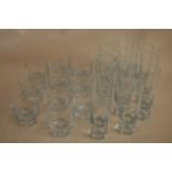 Ensemble de 11 verres en cristal irisation bleue à gros pied central (9,5 cm) et 11 [...]