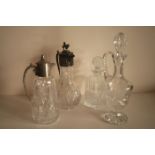 Ensemble de 4 carafes en cristal dont 2 à bec verseur en étain gravé - Set of 4 [...]