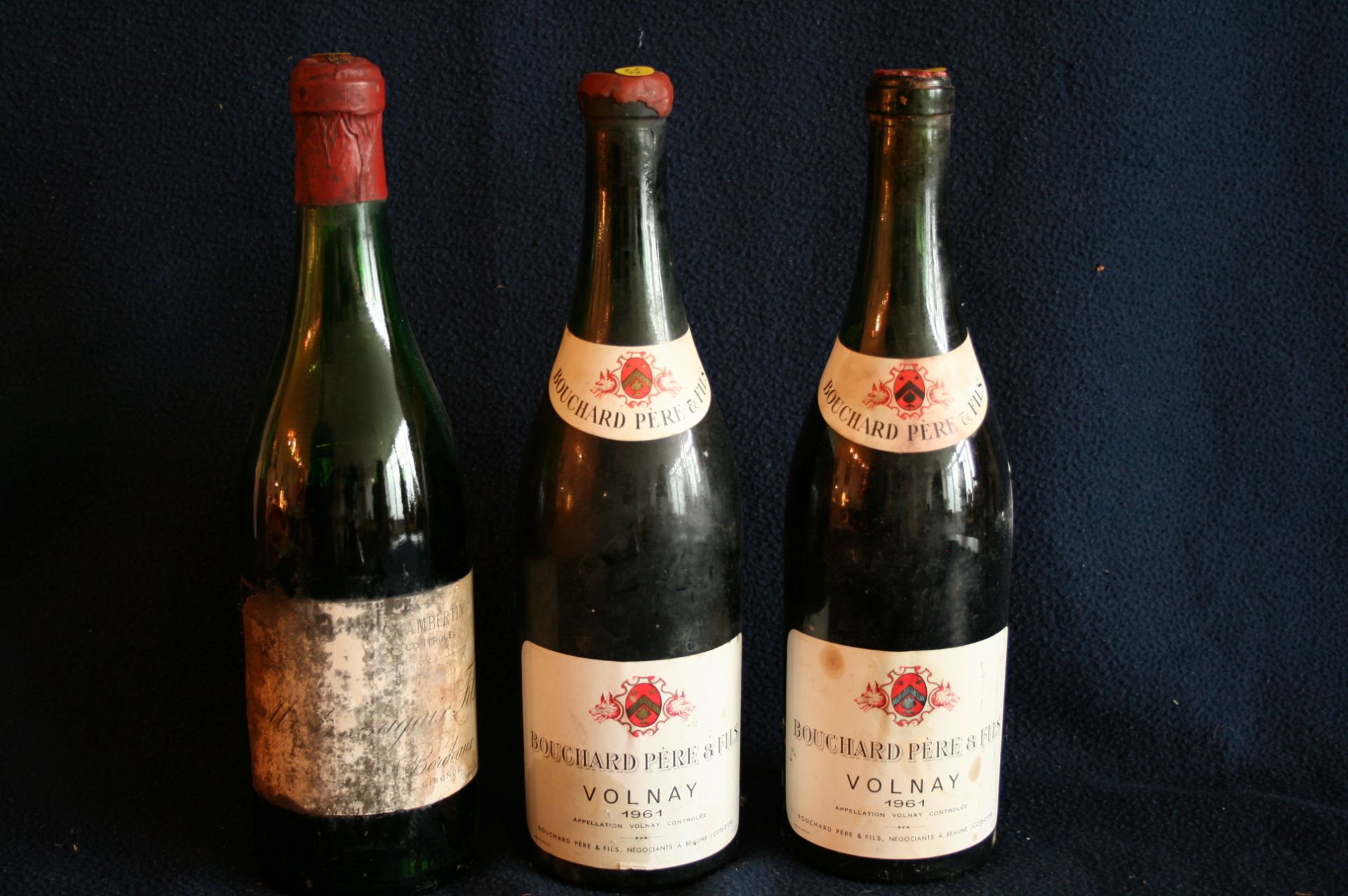 2 bouteilles de BOURGOGNE, appellation VOLNAY, BOUCHARD Père et Fils à Beaune, [...]