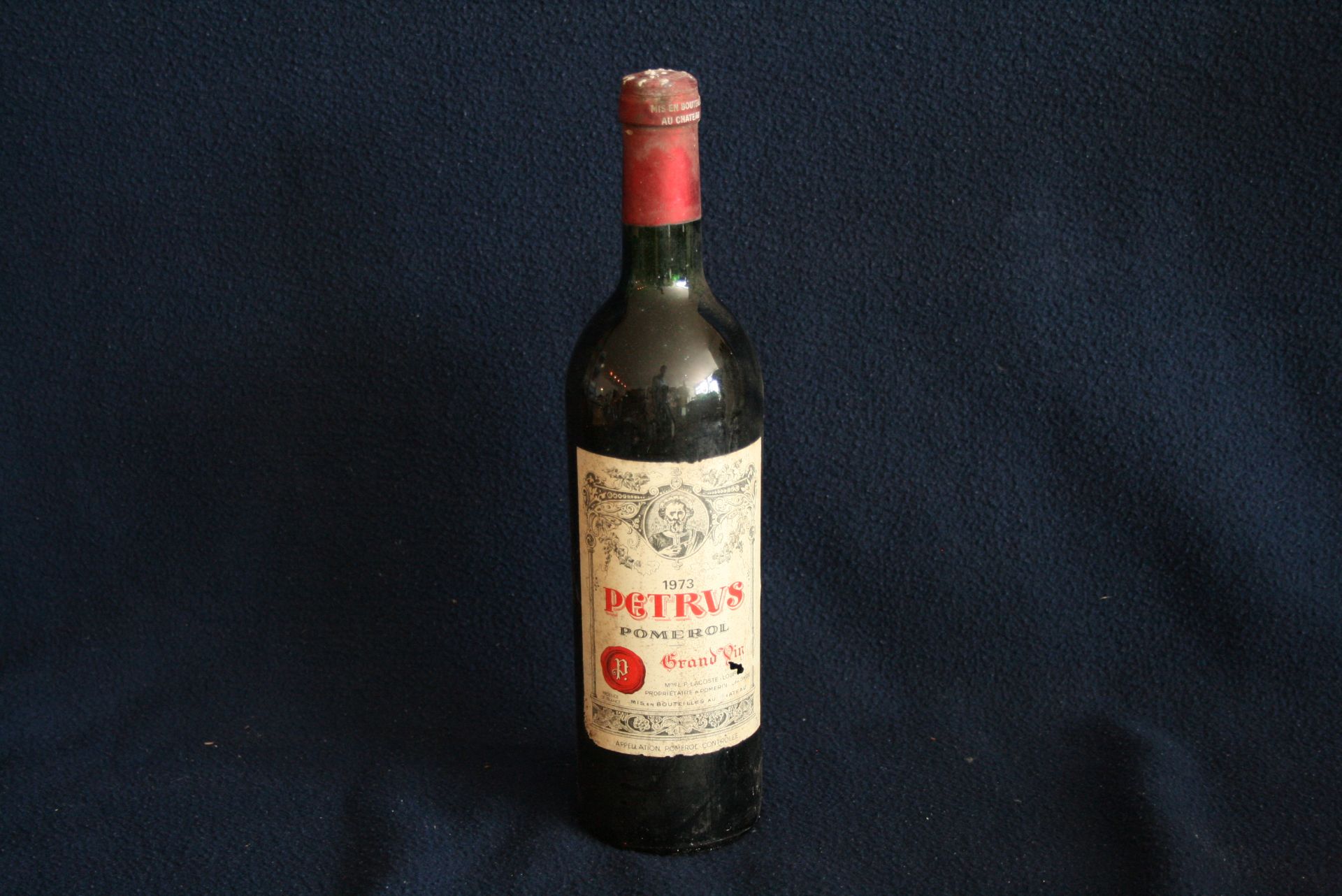 Bouteille Pomerol, Château PETRUS (Rouge) 1973, toujours conservée en cave, niveau [...]